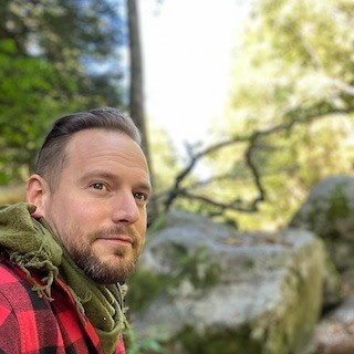 Freier Redner Tobias Broek im Wald
