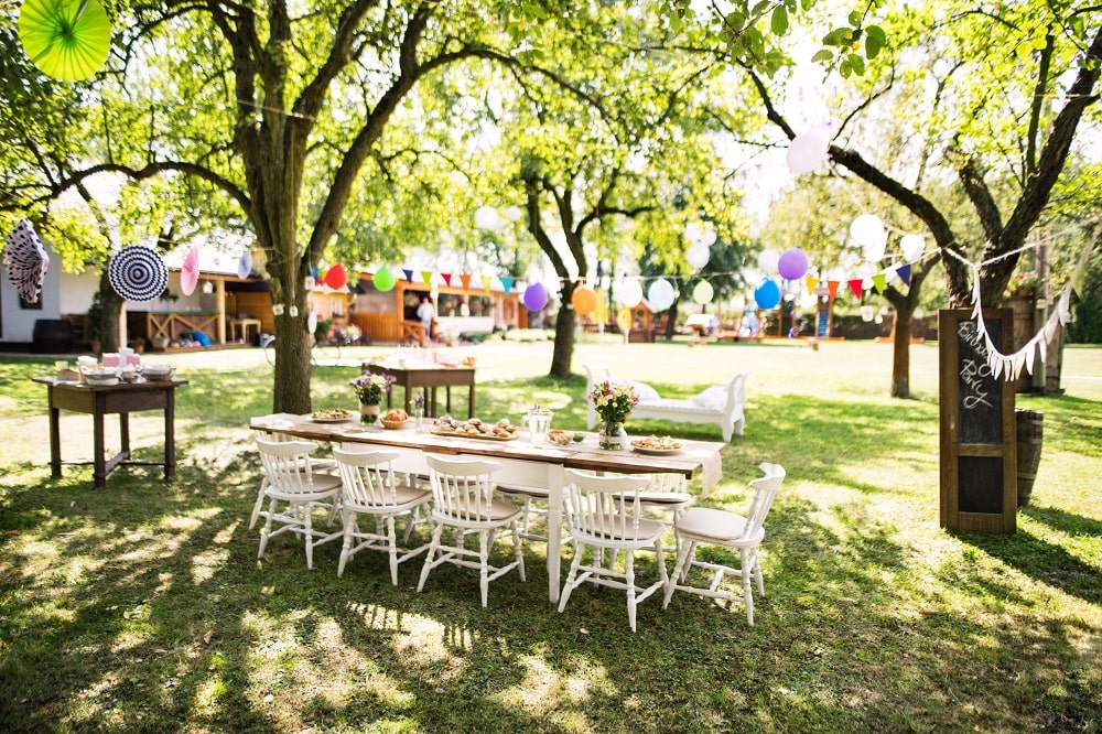 Kinderwillkommensfest planen und im Garten feiern